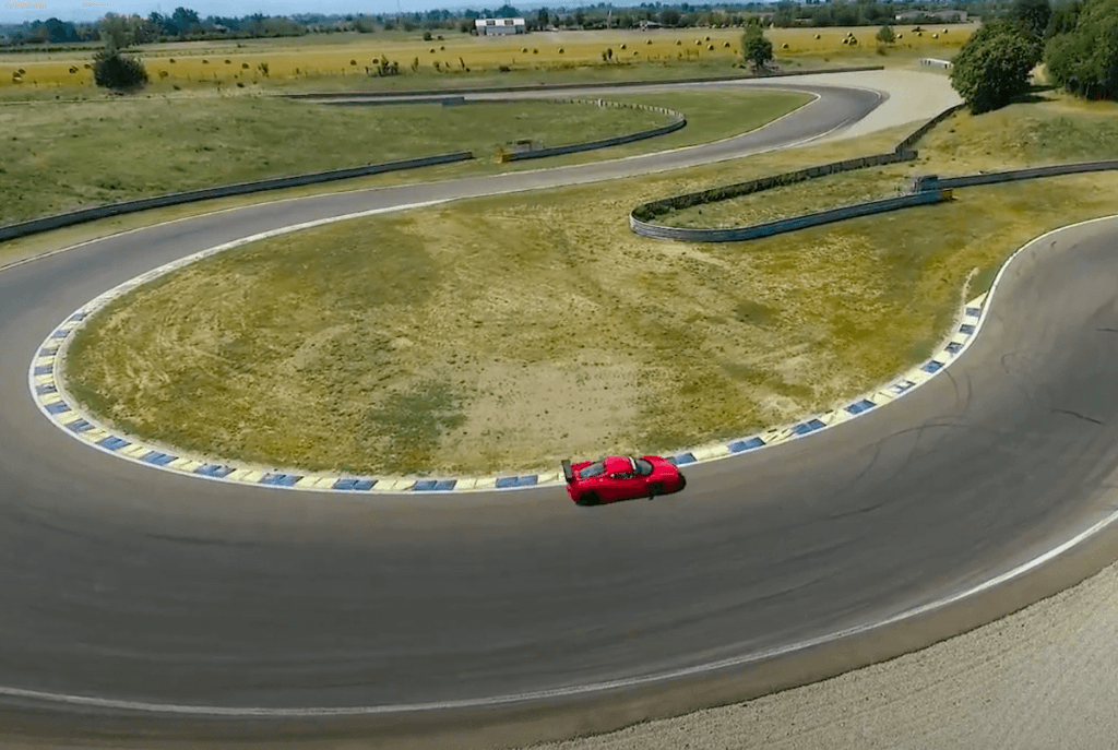 guida in pista sul circuto di modena